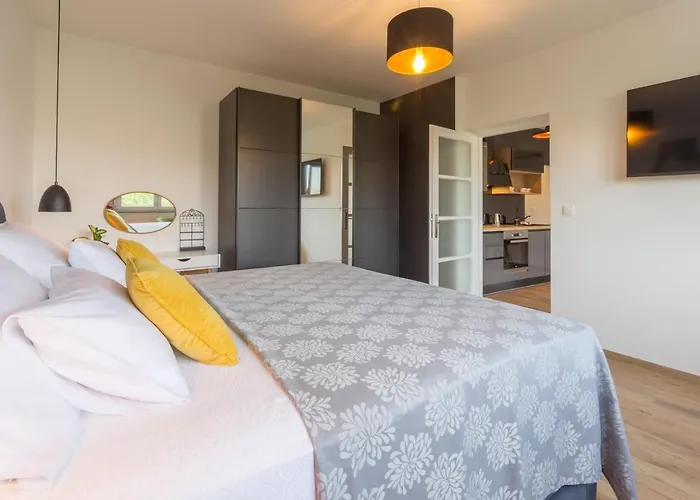 Sylvia Center * Pula