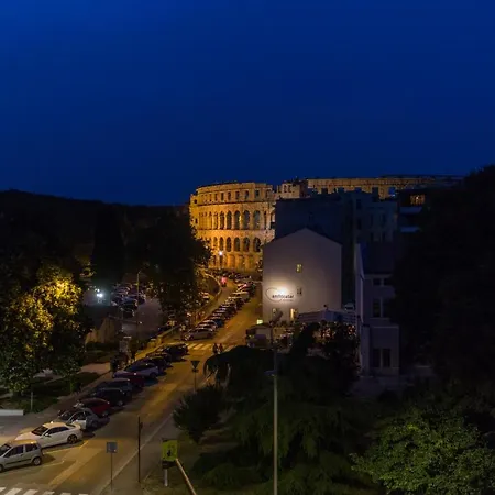 Sylvia Center Апартаменти *